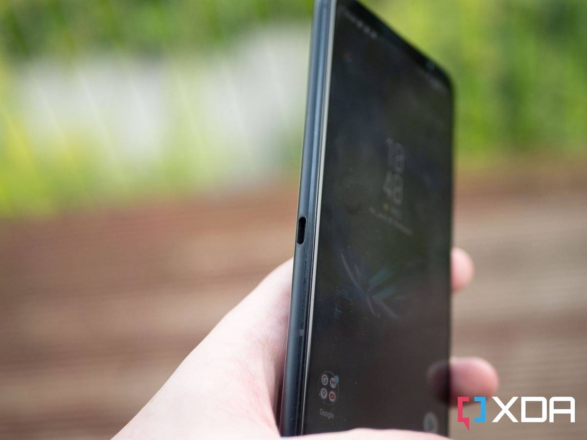 Side USB-C port on the ASUS ROG Phone 6 Pro