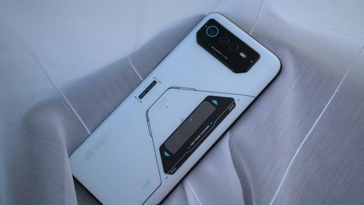 ASUS ROG Phone 6 Pro full body