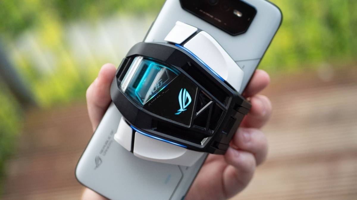 AeroActive Cooler attached to the back of the ASUS ROG Phone 6 Pro