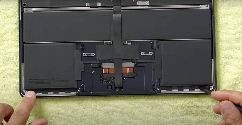 Apple M2 MacBook Air 13 2022 92%バッテリー Is the battery of the MacBook Air (2022) replaceable?