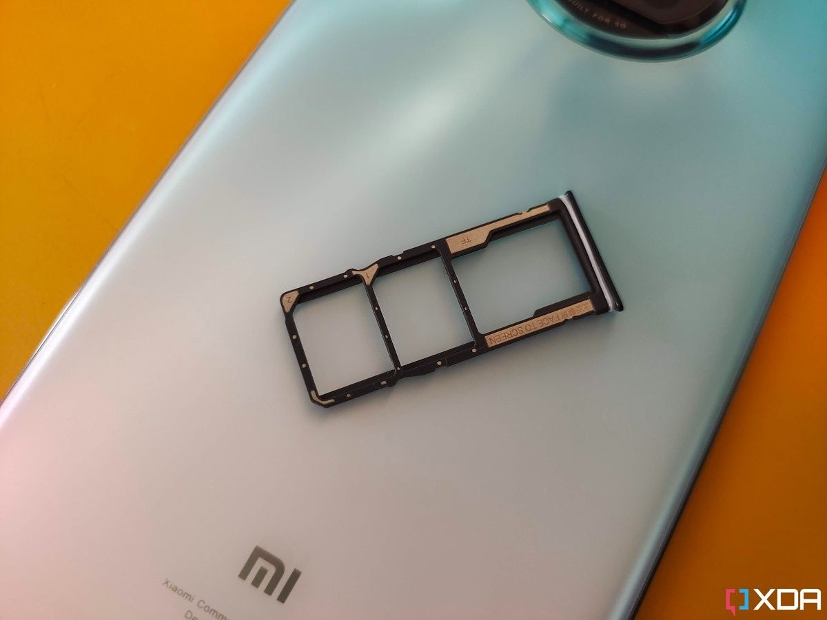 How to insert a SIM card in your Android phone
