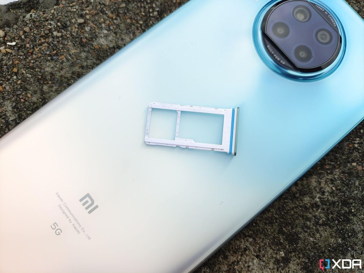 How to insert a memory card in your phone to expand storage