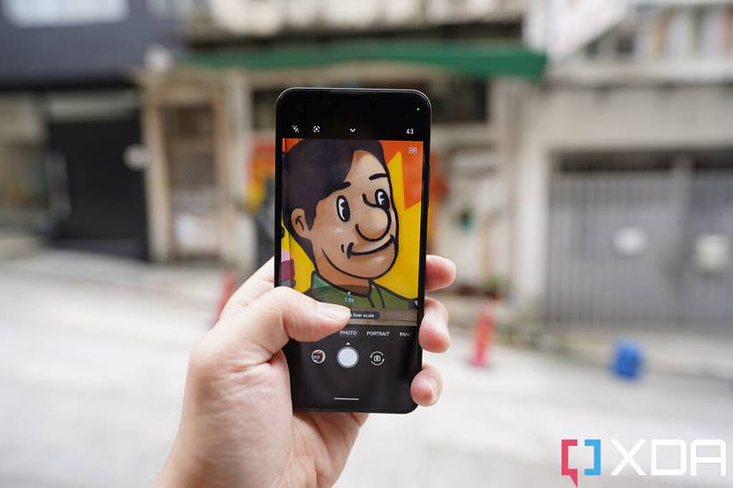 Asus Zenfone 9 in the hand
