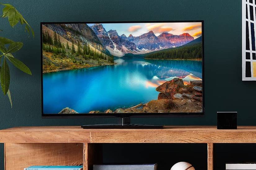 Nvidia Shield TV остается функциональнее нового Fire TV Cube за 200 долларов Nvidia Shield TV рядом с пультом дистанционного управления
