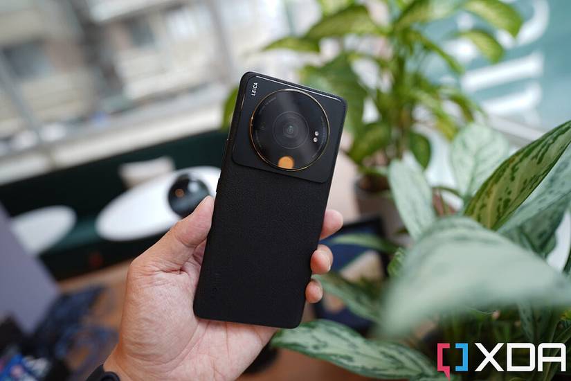 Xiaomi 12S Ultra in the hand.