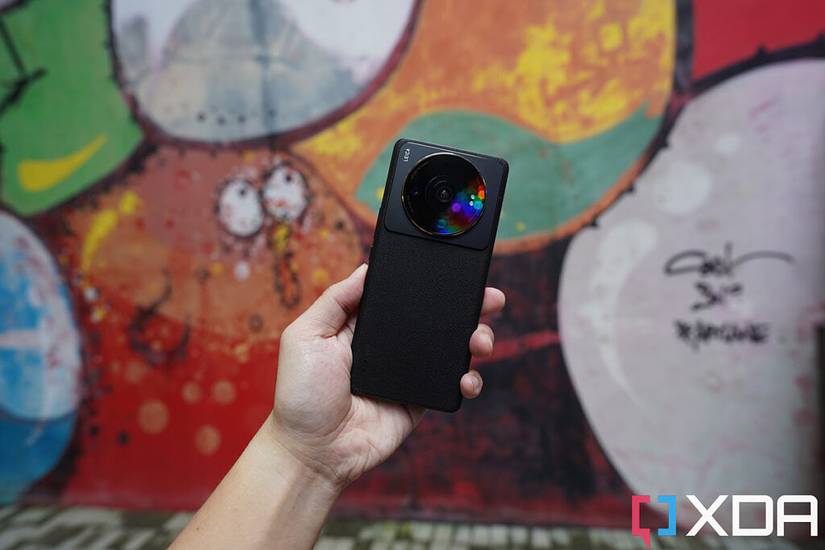 xiaomi 12s ultra in the hand