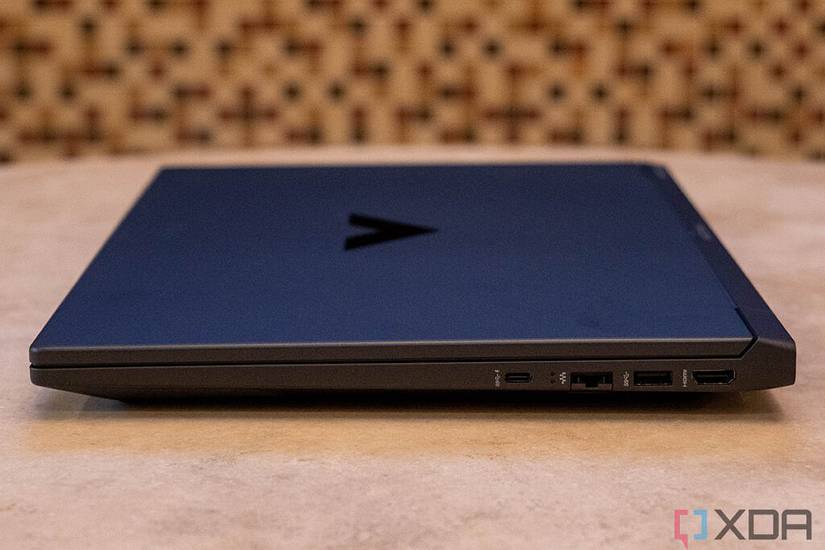 Right side view of HP Victus 15