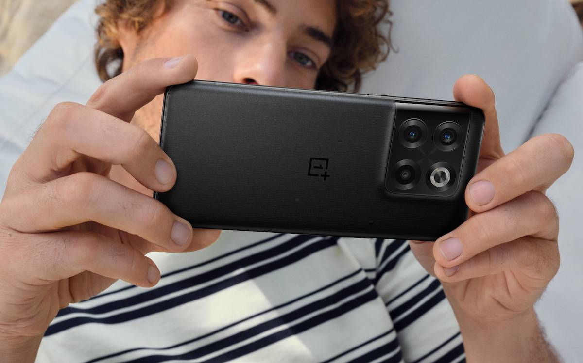 A person hold a OnePlus 10T smartphone in Moonstone black color