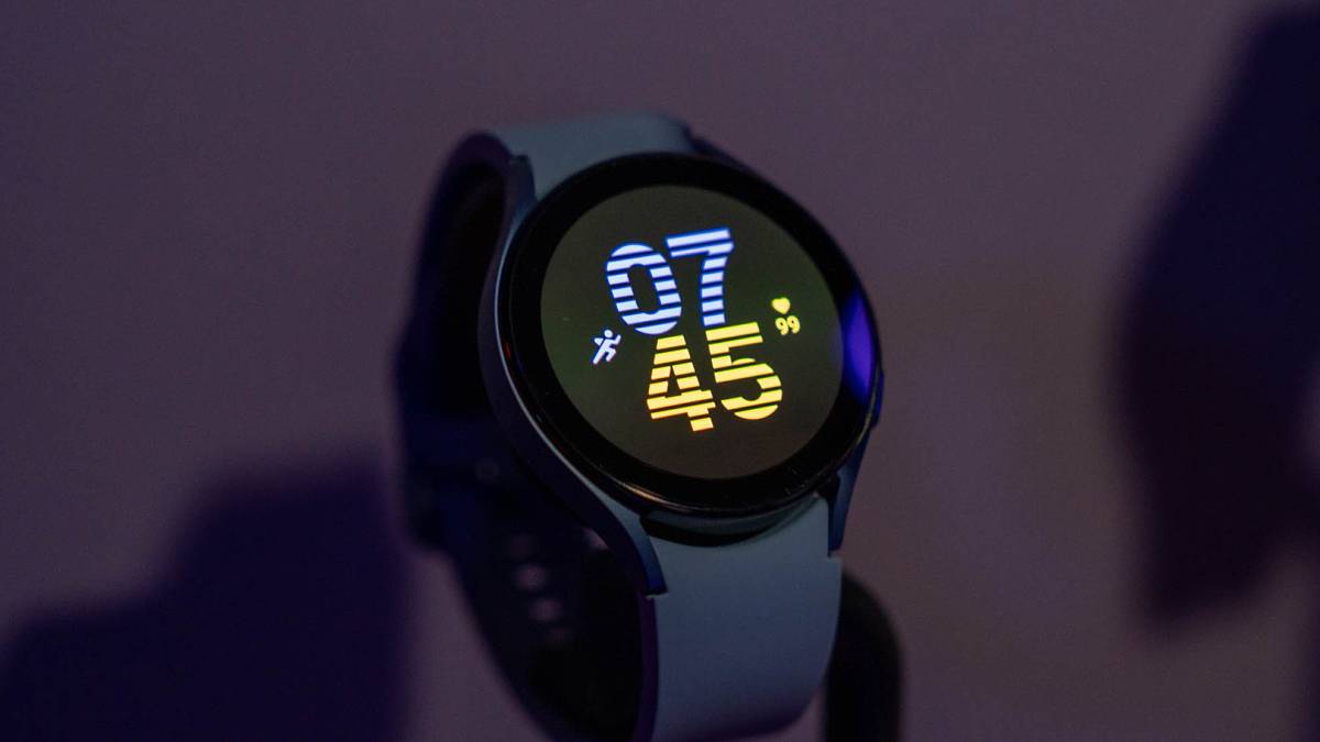Galaxy Watch 5 in Sapphire colorway on a stand