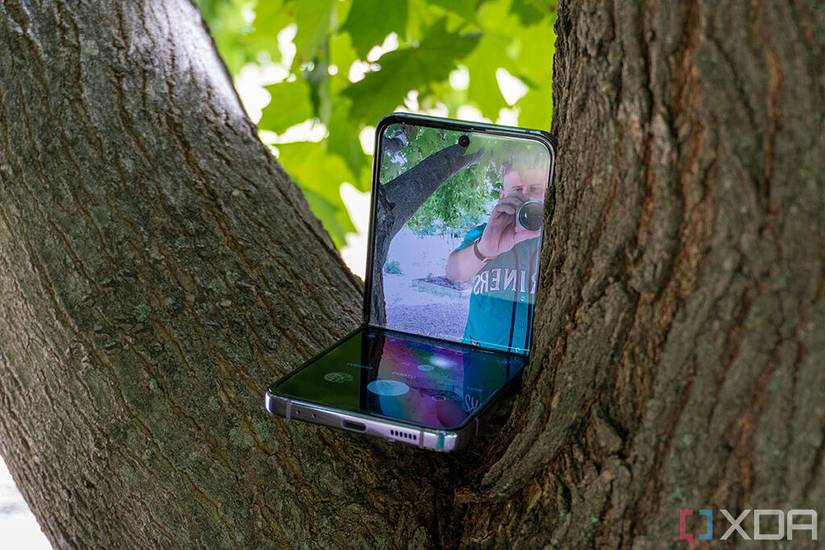 Galaxy Z Flip 4 in Flex Mode