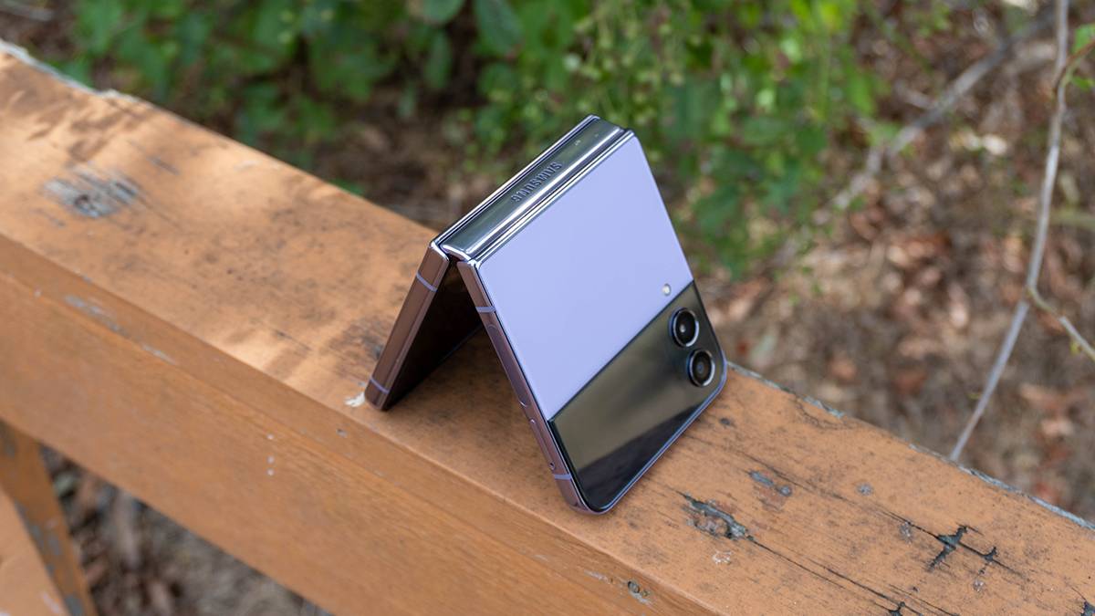Foldable flip phone in tent mode