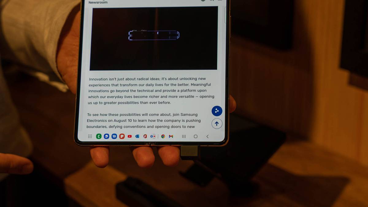 The taskbar feature of One UI 4.1.1 on the Samsung Galaxy Z Fold 4