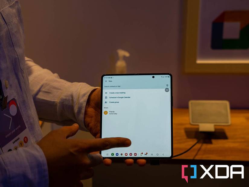 The taskbar feature of One UI 4.1.1 on the Samsung Galaxy Z Fold 4