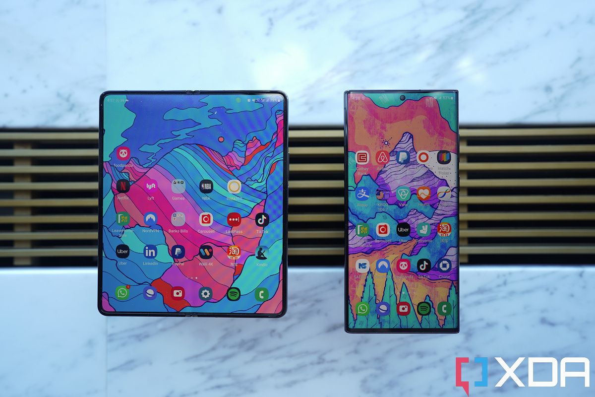 Samsung Galaxy Z Fold 4 vs Samsung Galaxy S22 Ultra: Two