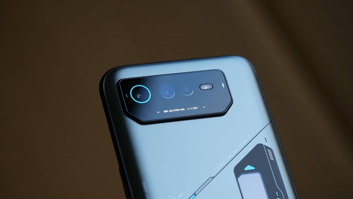 Asus ROG Phone 6D Ultimate catching the light on its camera lense
