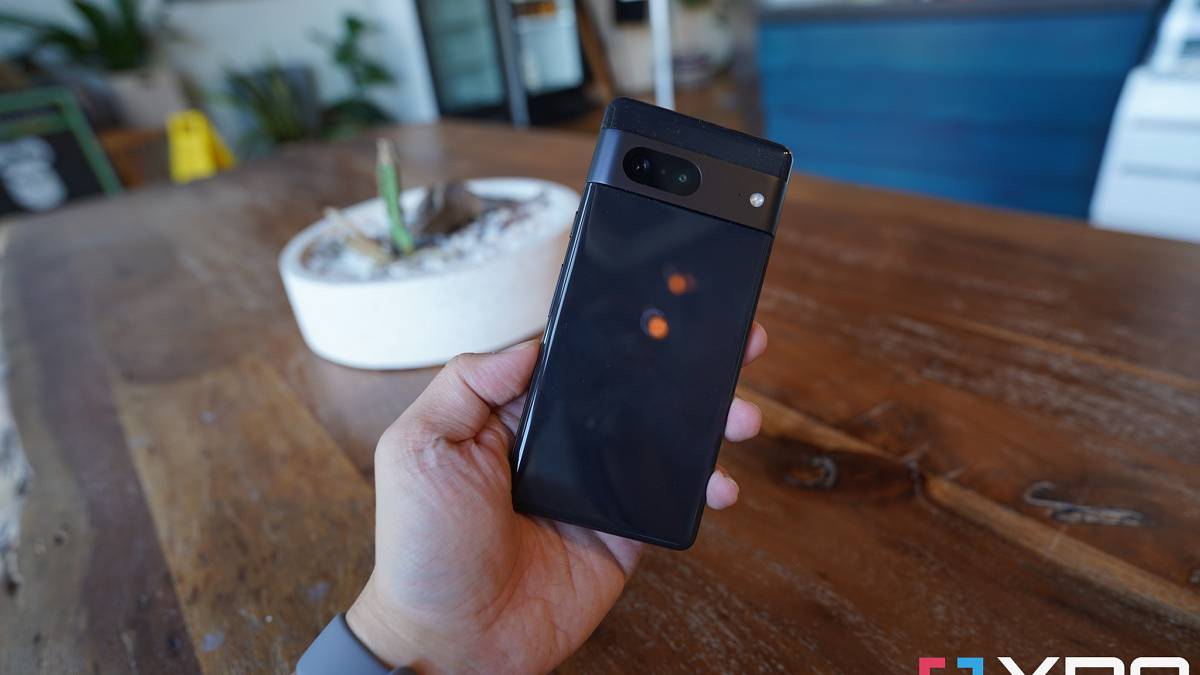 pixel 7 in the hand