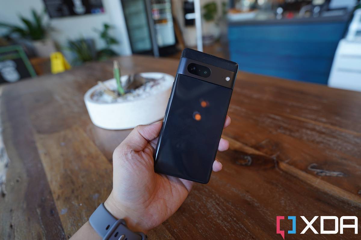 pixel 7 in the hand