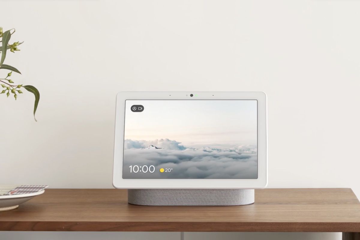 Google-Nest-Hub-Max-on-wooden-