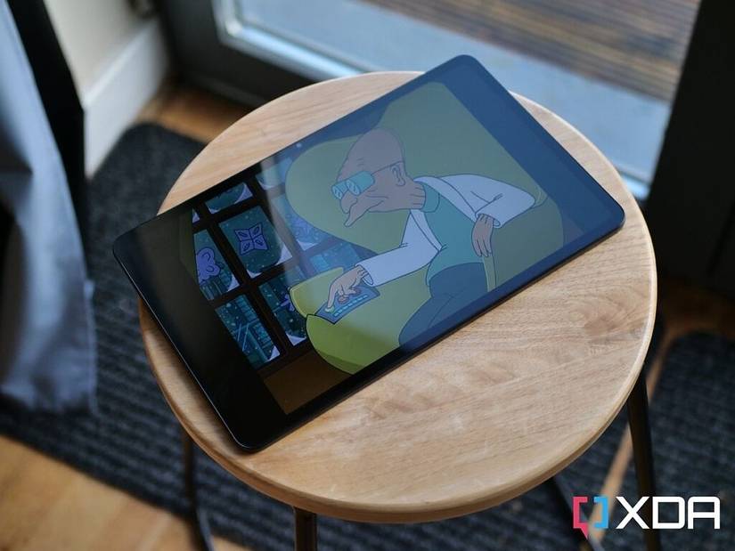 Honor Pad 8 showing Futurama while the tablet is on a stool