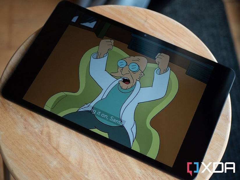 Honor Pad 8 showing Futurama, with Professor Farnsworth saying "Bring it on, Santa"