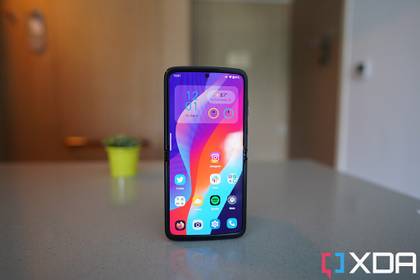 This phone is only selling in China right now, but if and when this does reach the US, it will immediately give the Samsung Galaxy Z Flip 4 some much needed competition. 
