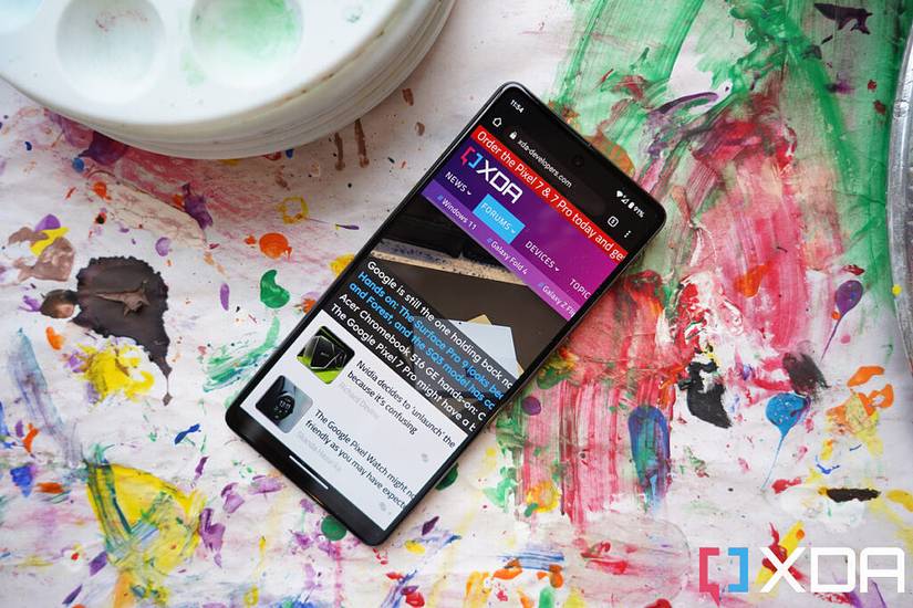 The XDA website on the Pixel 7 display.