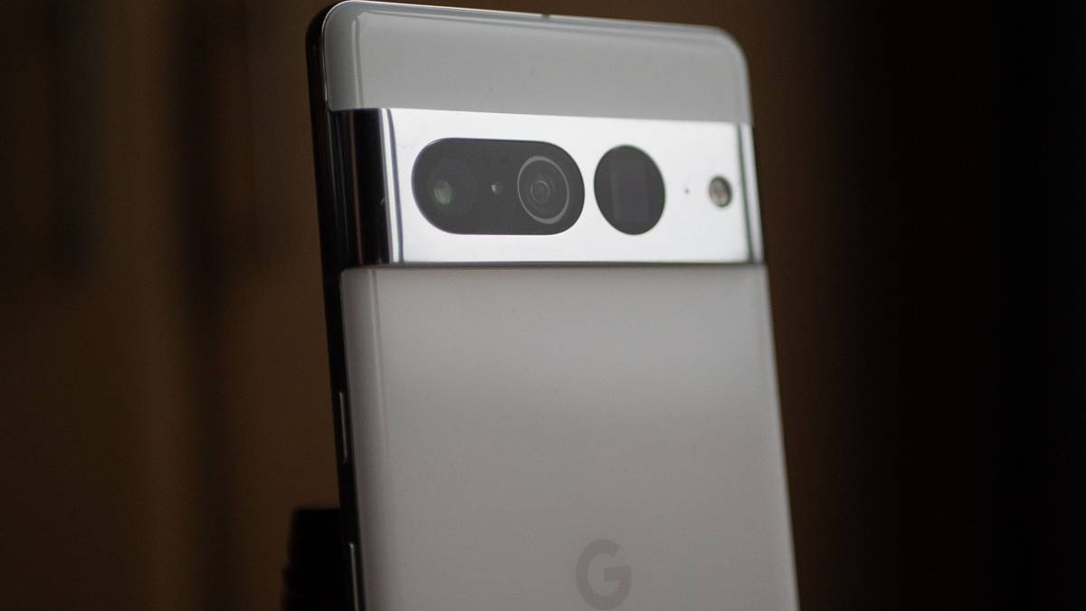 Google Pixel 7 Pro camera visor