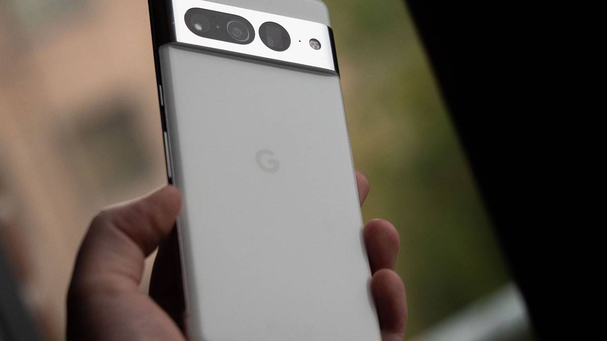 Google Pixel 7 Pro in hand