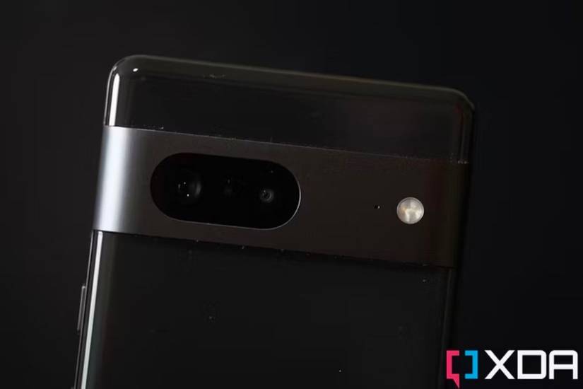 Google Pixel 7 in Obsidian color