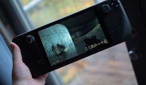 Steam-Deck-Half-Life-In-Hand