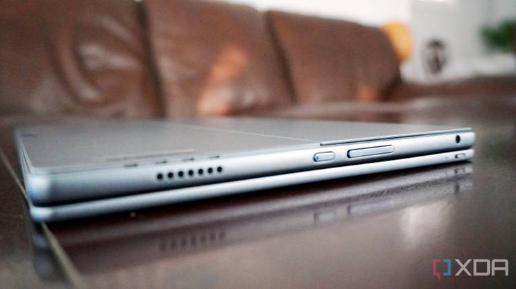 The ports on the right side of the IdeaPad Duet 5i