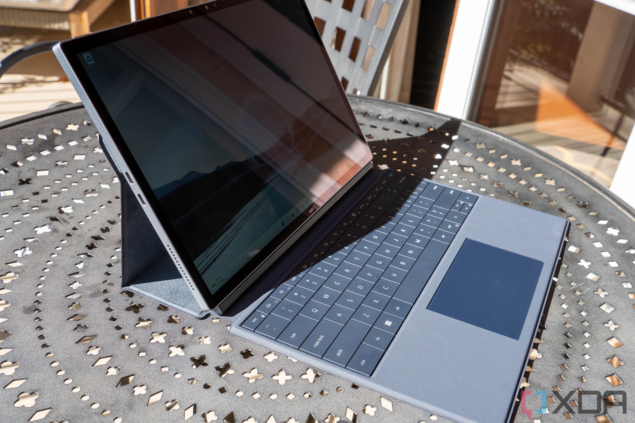 Dell XPS 13 (2022) vs Dell XPS 13 2-in-1 (2022): What are the