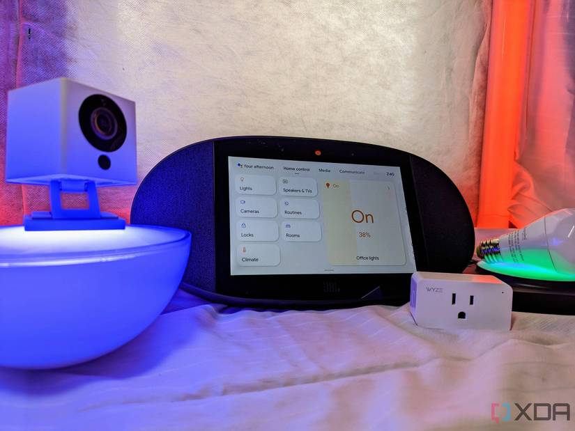 Google-Pixel-6-Pro-Philis-Hue-Go-Wyze-Cam-JBL-Link-View-lifestyle-0-1