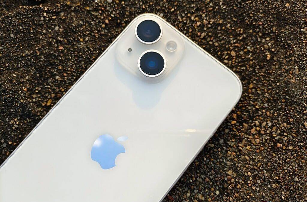 What colors do the Apple iPhone 14 and iPhone 14 Plus come in?