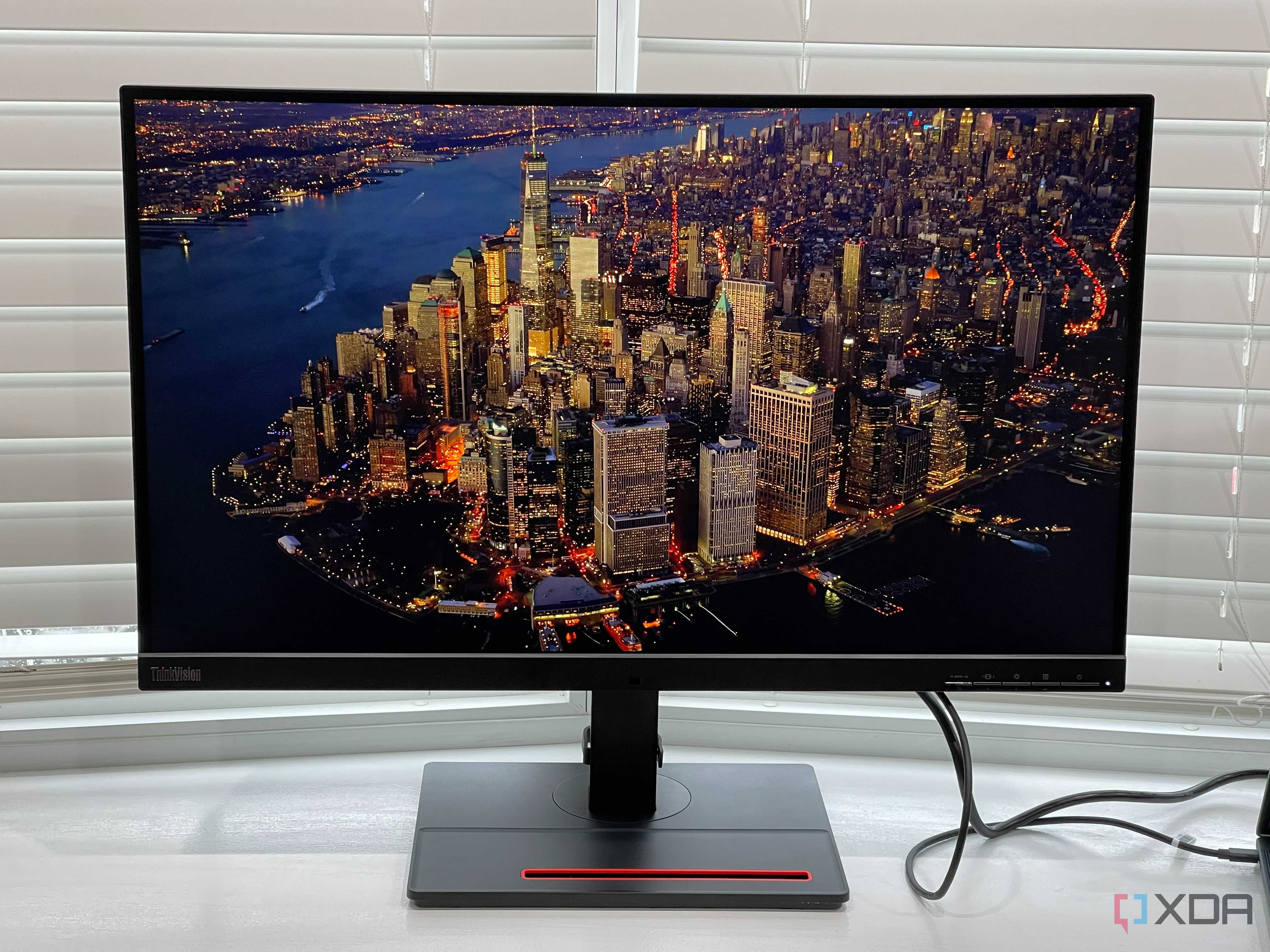A photo of the New York City skyline on the ThinkVision P27u-20