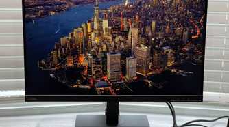 A photo of the New York City skyline on the ThinkVision P27u-20