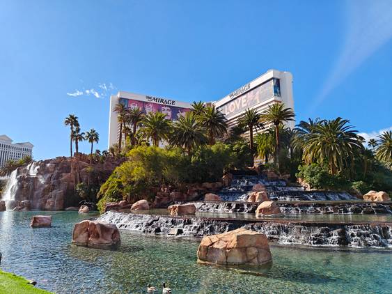 Image of the Mirage hotel captured using the OnePlus 11's main camera.
