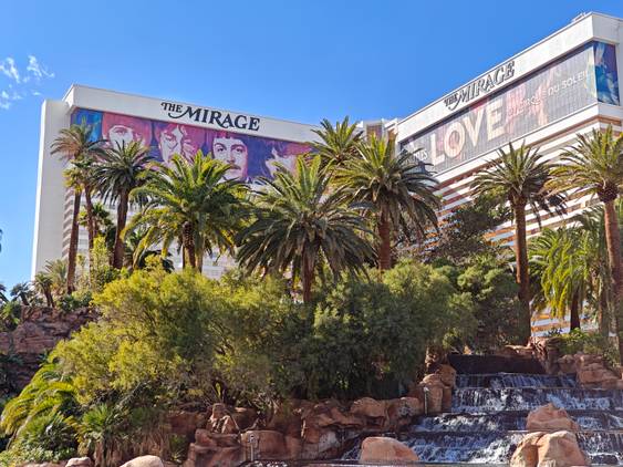 Image of the Mirage hotel captured using the OnePlus 11's 2x telephoto camera.