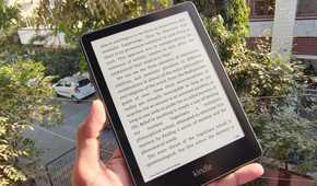 Kindle Paperwhite 2 in hand