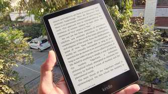 Kindle Paperwhite 2 in hand
