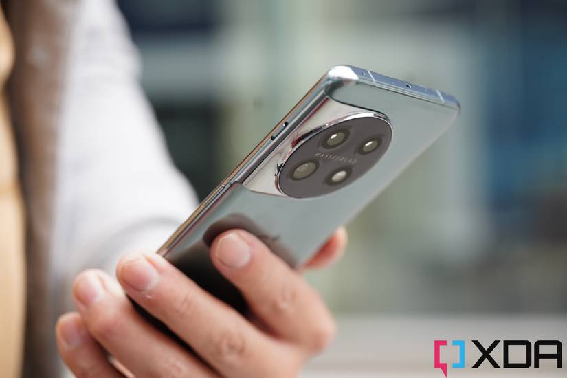 oneplus 11 in the hand 
