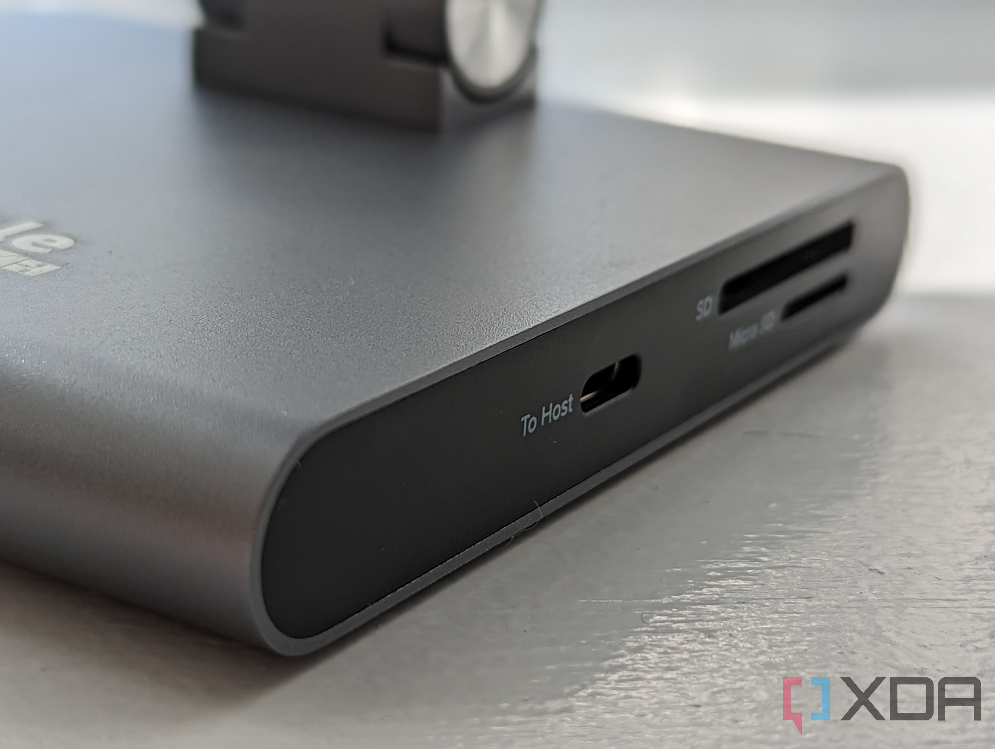 Plugabel USB-C dock ports right