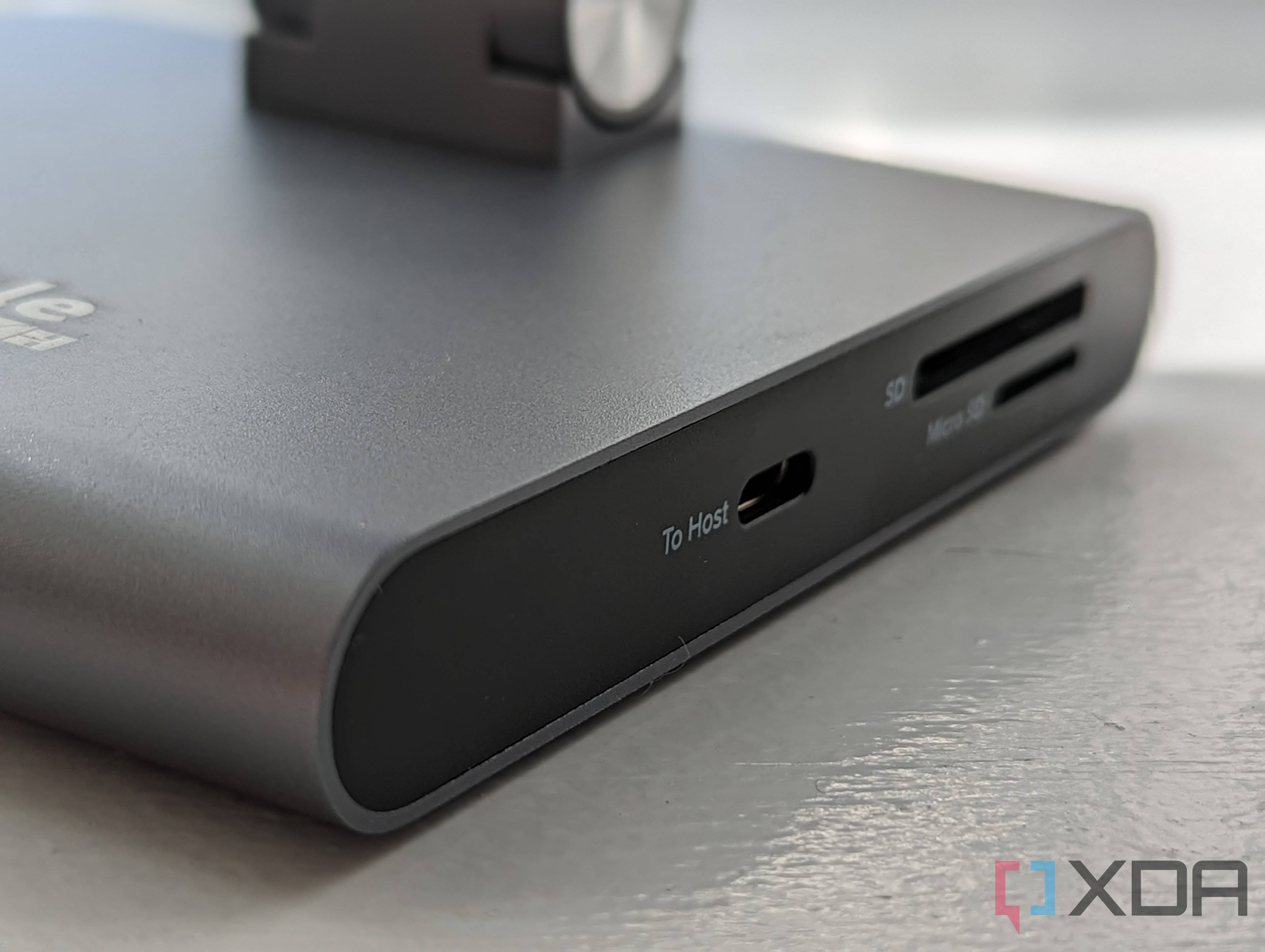 Plugabel USB-C dock ports right