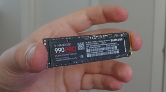 The 990 Pro in the hand of a fairly average 23 year old.