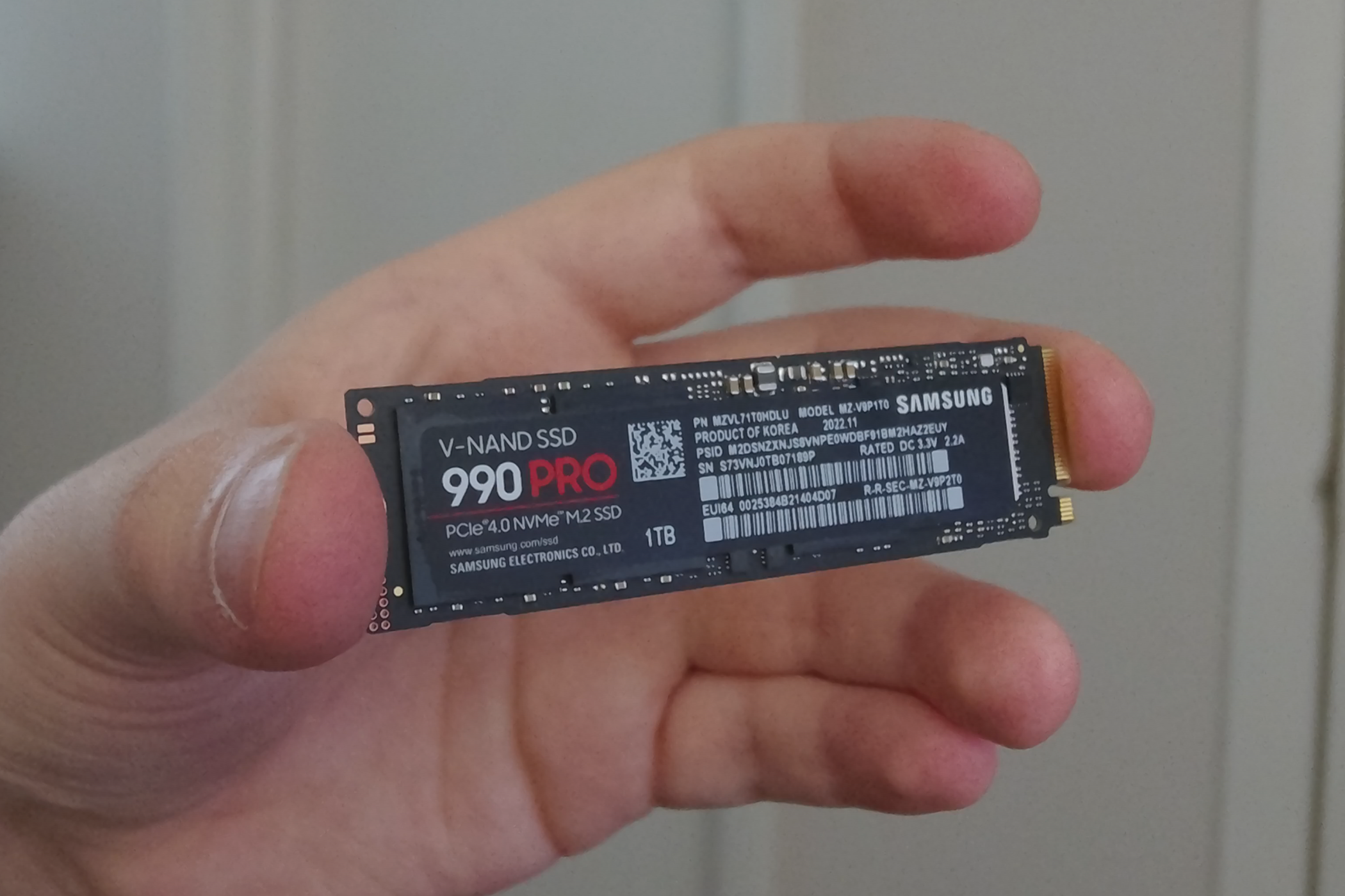 The 990 Pro in the hand of a fairly average 23 year old.