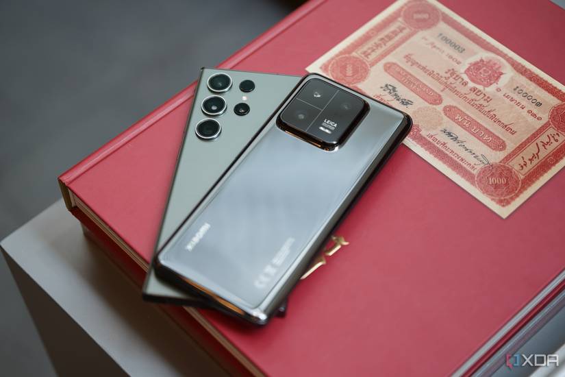 The Xiaomi 13 Pro on top of an Galaxy S23 Ultra. 