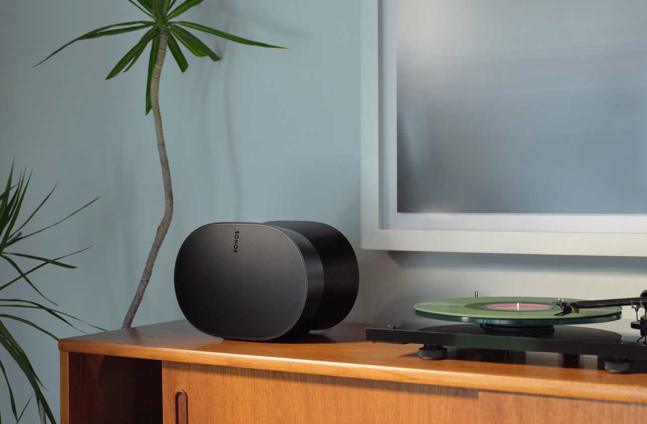 Sonos Era 300 with record player