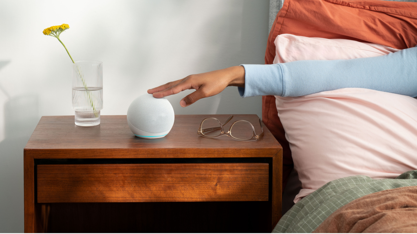 amazon-echo-dot-with-clock-glacier-white-bedroom-1