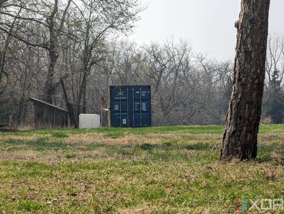Photo of shipping container at 5X zoom