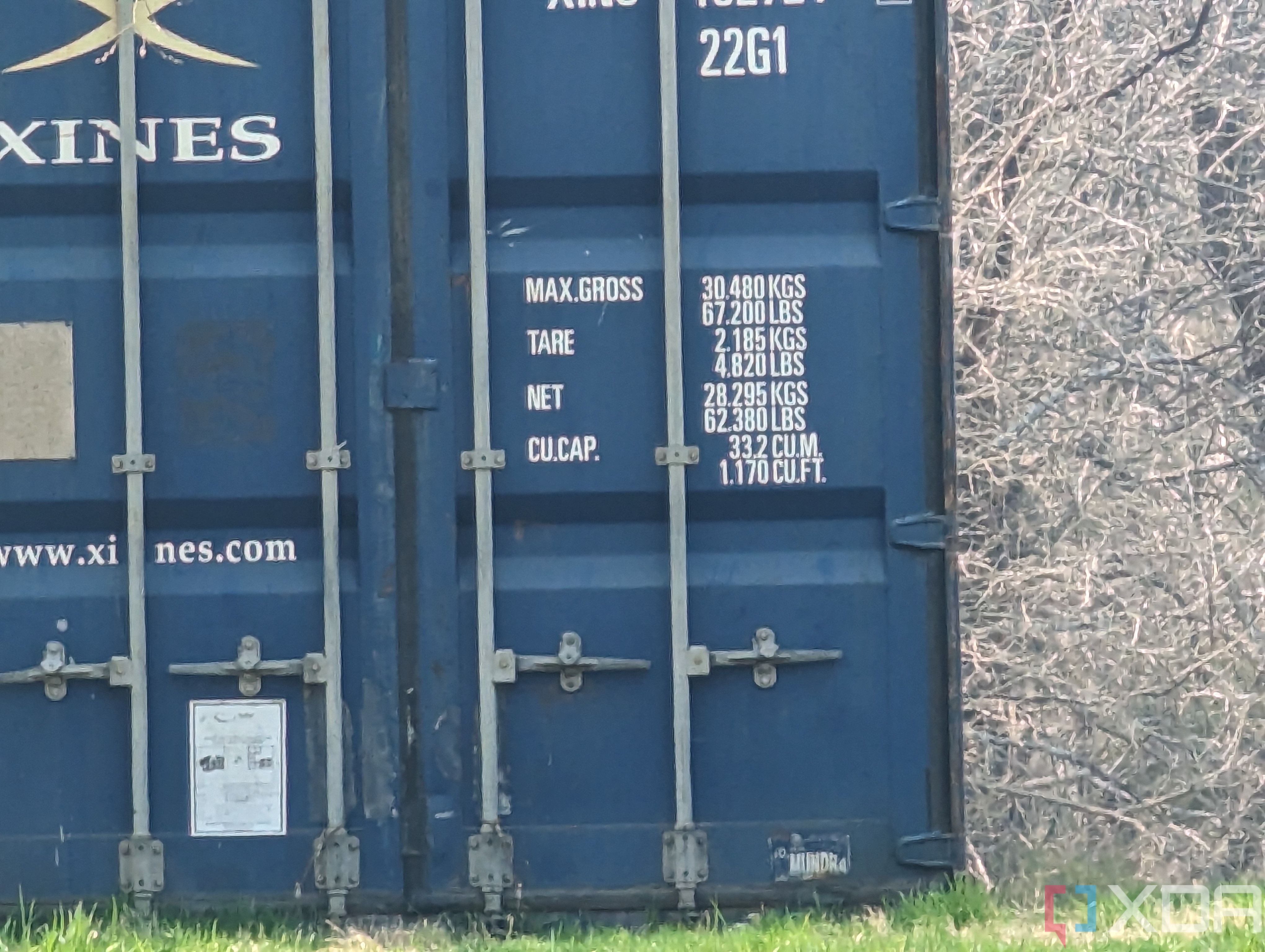 Photo of shipping container at 30X zoom
